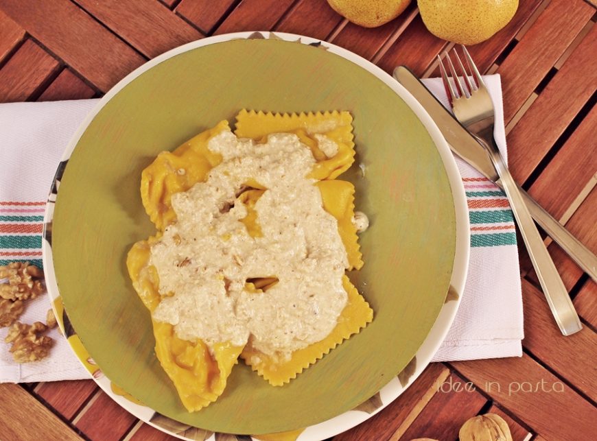 Tortelli di Zucca con Pere e Taleggio in Salsa di Noci | Idee in pasta