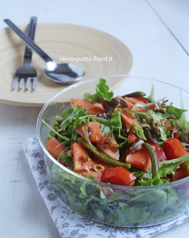 Papaya in insalata con cipollotti, pomodori e nocciole