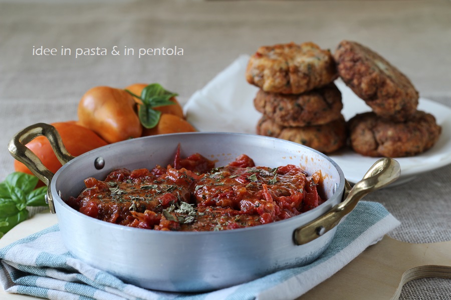 Tortini di pesce in salsa di pomodoro